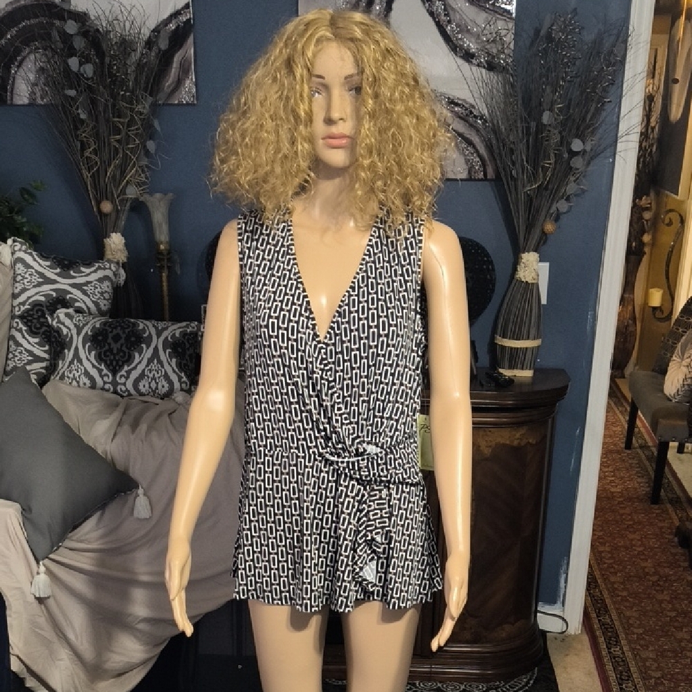 Black and White Geometric Print Sleeveless Top